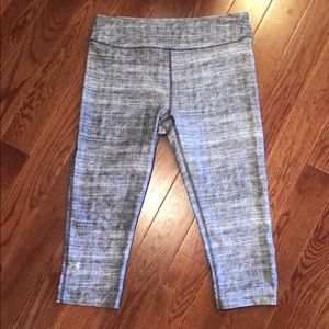 Under Armour compression crop leggings